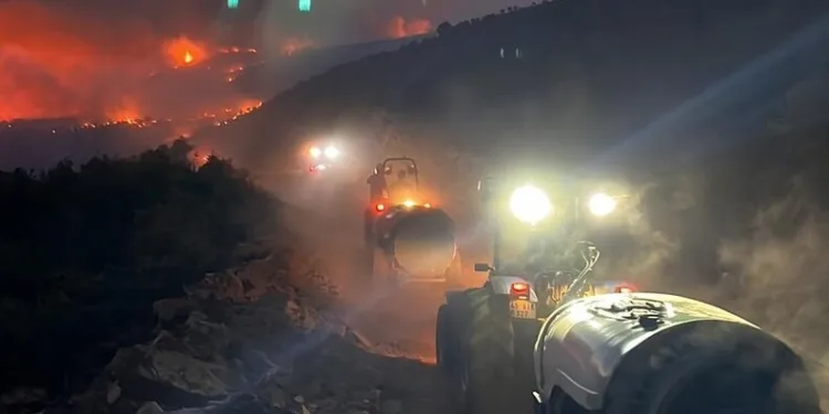 Emniyet kemerine tutunarak motosiklet çektiler