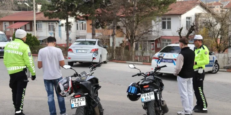Emniyet kemerine tutunarak motosiklet çektiler