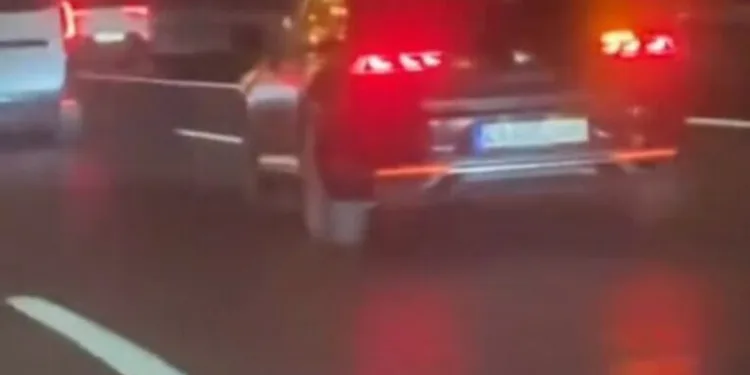 Emniyet kemerine tutunarak motosiklet çektiler