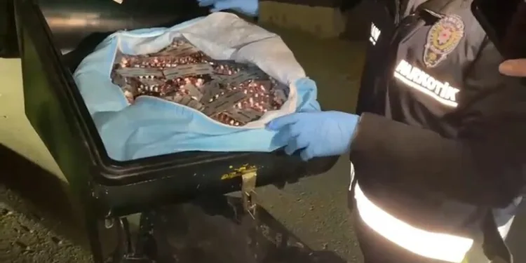 Emniyet kemerine tutunarak motosiklet çektiler