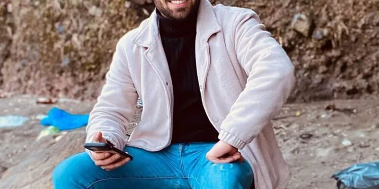 Emniyet kemerine tutunarak motosiklet çektiler