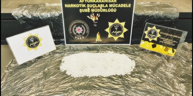 Emniyet kemerine tutunarak motosiklet çektiler