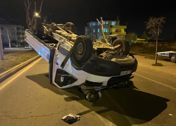 Otomobille çarpışan araç takla attı, sürücü yaralandı