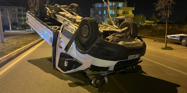 Otomobille çarpışan araç takla attı, sürücü yaralandı