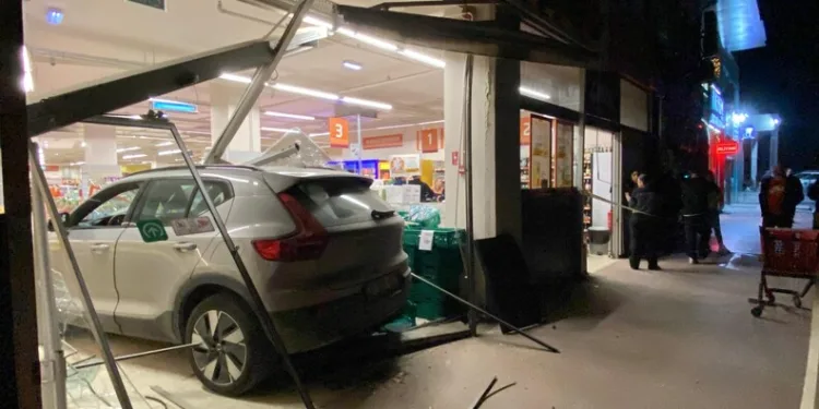 Otomobille çarpışan araç takla attı, sürücü yaralandı