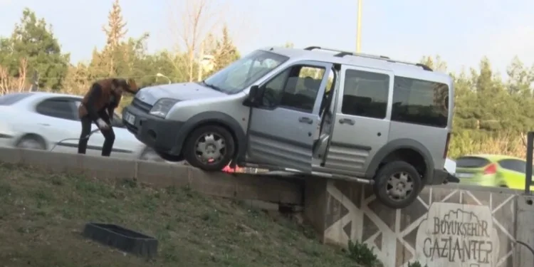 Otomobille çarpışan araç takla attı, sürücü yaralandı