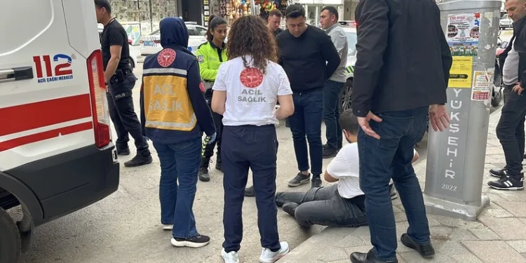 Otomobil ile çarpışan motokurye yaralandı