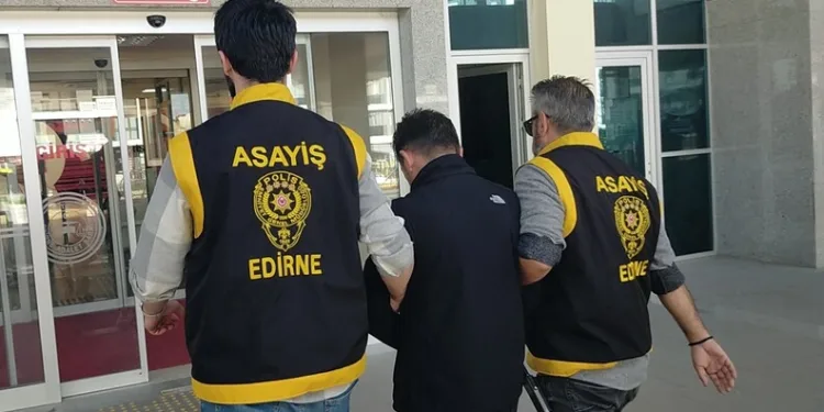 Otomobil ile çarpışan motokurye yaralandı