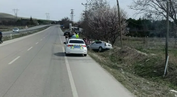 Otomobil ile çarpışan motokurye yaralandı