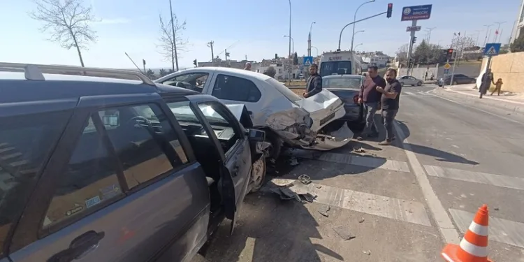 Otomobil ile çarpışan motokurye yaralandı