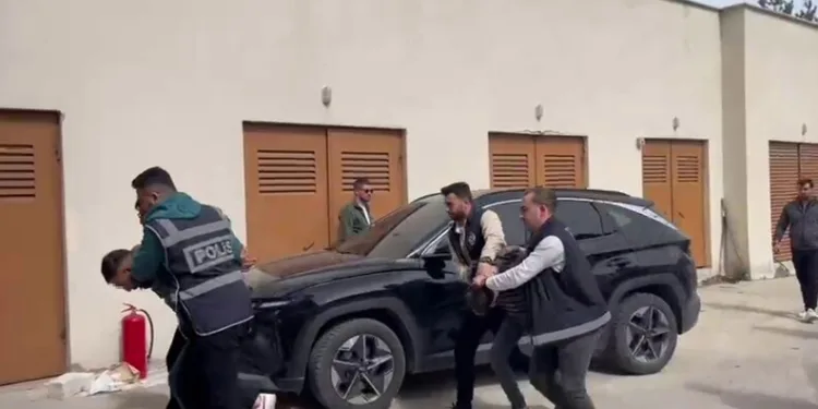 Otomobil ile çarpışan motokurye yaralandı