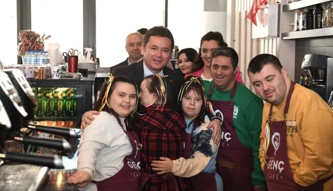 Downsendromlu bireyler bir günlüğüne kafe işletti