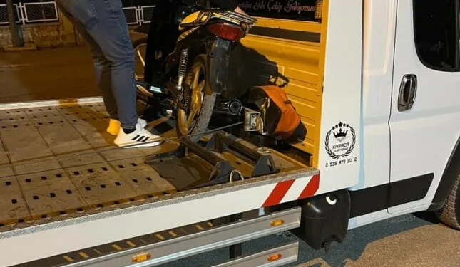 Dört aracın karıştı zincirleme kazada kağıt gibi ezilen kabinden sağ çıktı
