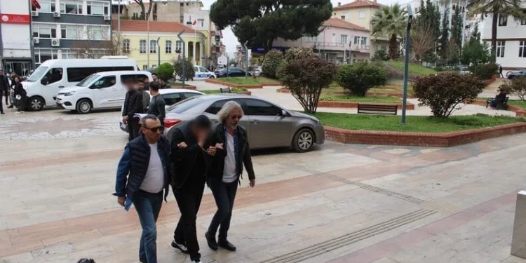 Dört aracın karıştı zincirleme kazada kağıt gibi ezilen kabinden sağ çıktı
