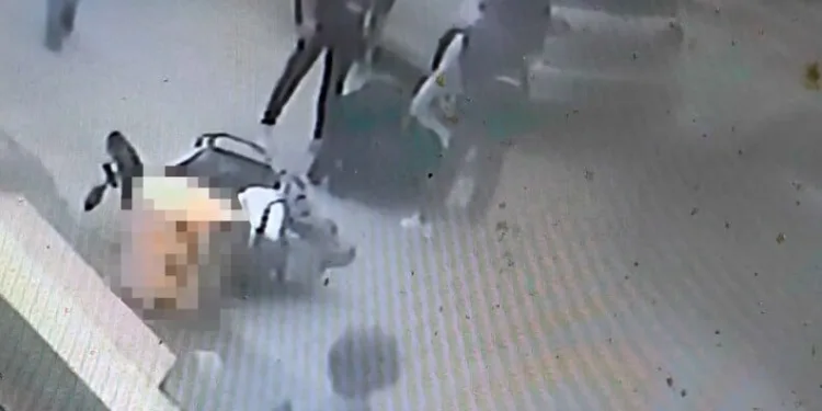 Dört aracın karıştı zincirleme kazada kağıt gibi ezilen kabinden sağ çıktı
