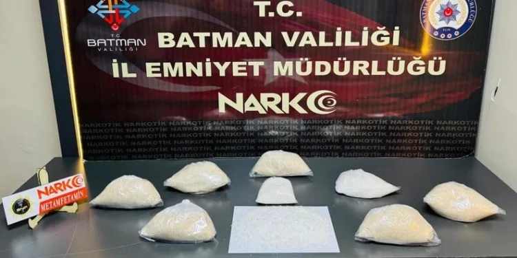 Dört aracın karıştı zincirleme kazada kağıt gibi ezilen kabinden sağ çıktı