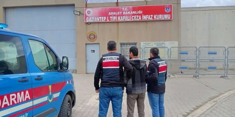 Dört aracın karıştı zincirleme kazada kağıt gibi ezilen kabinden sağ çıktı