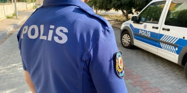 Dört aracın karıştı zincirleme kazada kağıt gibi ezilen kabinden sağ çıktı