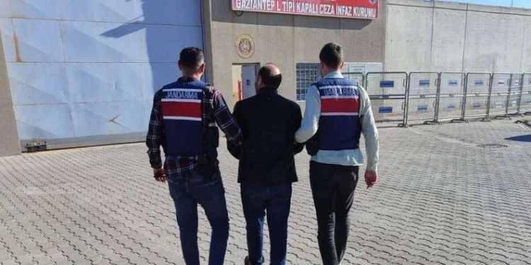 Dolandırıcılık suçundan aranan 2 şahıs yakalandı