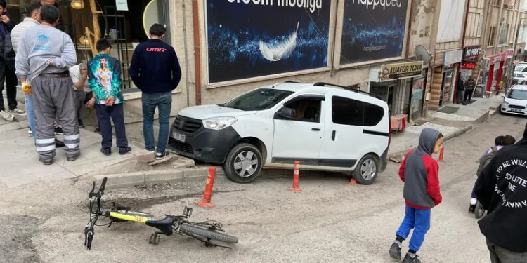 Dolandırıcılık suçundan aranan 2 şahıs yakalandı