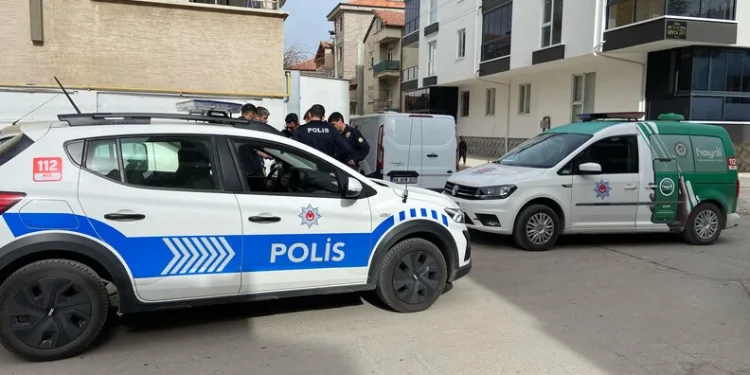 Dolandırıcılık suçundan aranan 2 şahıs yakalandı