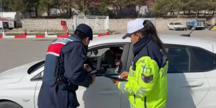 Dolandırıcılık suçundan aranan 2 şahıs yakalandı