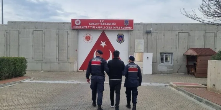 Dolandırıcılık suçundan aranan 2 şahıs yakalandı