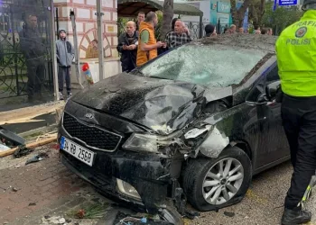 Bursa’da iftar saati otomobil otobüs durağına daldı: 2’si ağır 6 yaralı