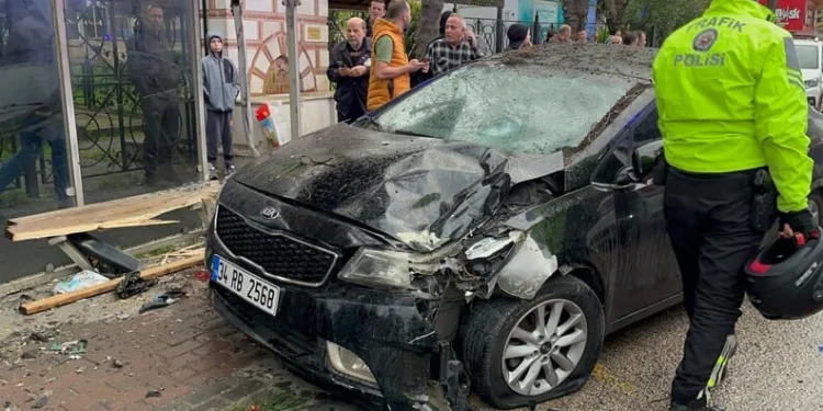 Bursa’da iftar saati otomobil otobüs durağına daldı: 2’si ağır 6 yaralı