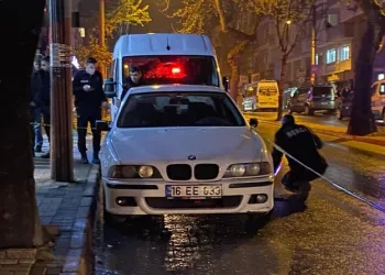 Bursa’da iftar saati otomobil otobüs durağına daldı: 2’si ağır 6 yaralı