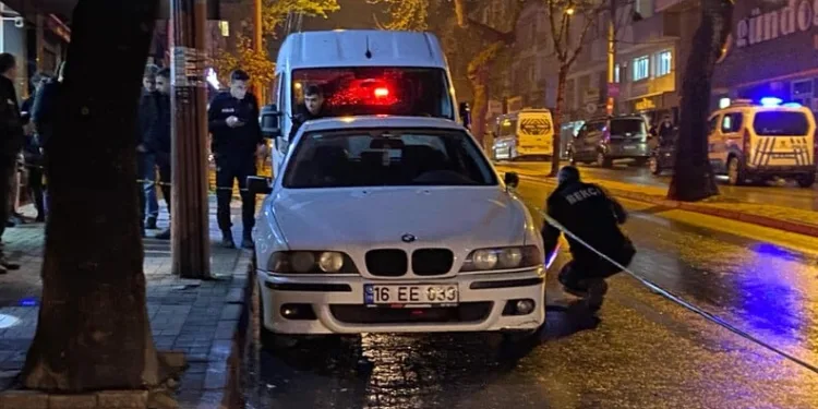 Bursa’da iftar saati otomobil otobüs durağına daldı: 2’si ağır 6 yaralı