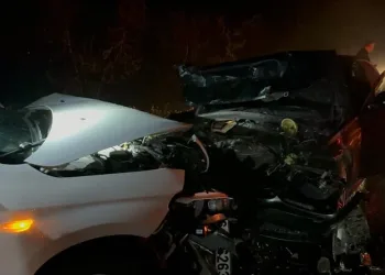 Bursa’da iftar saati otomobil otobüs durağına daldı: 2’si ağır 6 yaralı