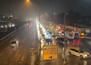Bursa’da iftar saati otomobil otobüs durağına daldı: 2’si ağır 6 yaralı