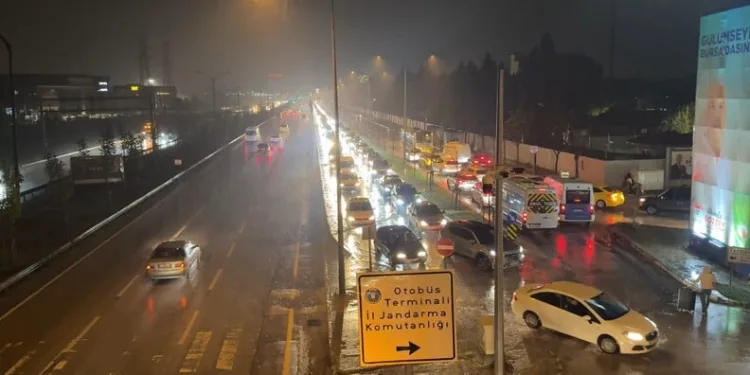 Bursa’da iftar saati otomobil otobüs durağına daldı: 2’si ağır 6 yaralı