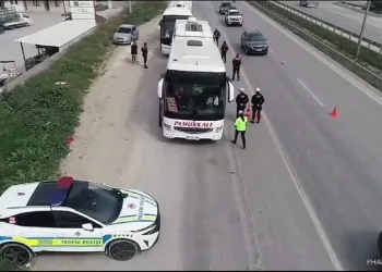 Bursa’da iftar saati otomobil otobüs durağına daldı: 2’si ağır 6 yaralı