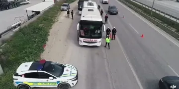 Bursa’da iftar saati otomobil otobüs durağına daldı: 2’si ağır 6 yaralı
