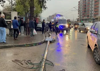 Bursa’da iftar saati otomobil otobüs durağına daldı: 2’si ağır 6 yaralı