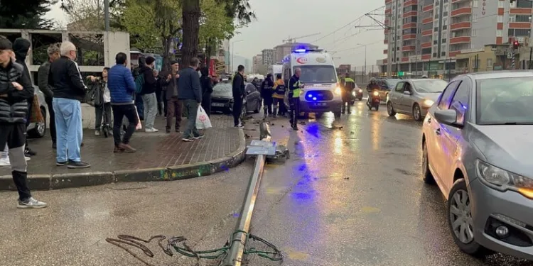 Bursa’da iftar saati otomobil otobüs durağına daldı: 2’si ağır 6 yaralı