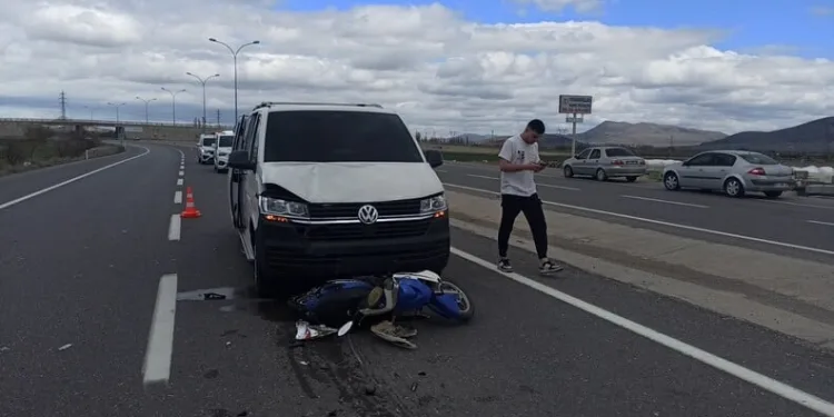 Konya’da minibüs ile elektrikli bisiklet çarpıştı: 2 yaralı