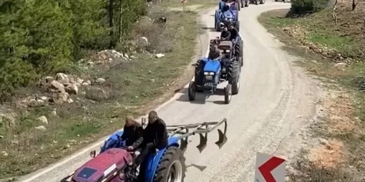 Bursa’da komşu köye traktörlü bayram konvoyu