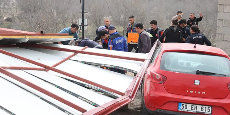Uçan çatının altında kalan 2 kişi yaralandı