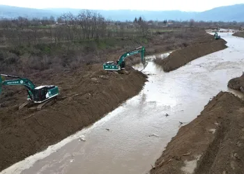 Kurşunlu bölgesinde dere ıslah çalışması yapılıyor