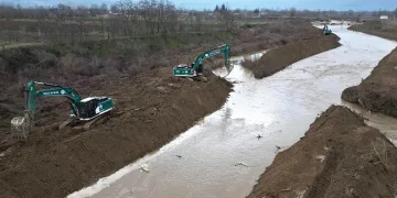 Kurşunlu bölgesinde dere ıslah çalışması yapılıyor