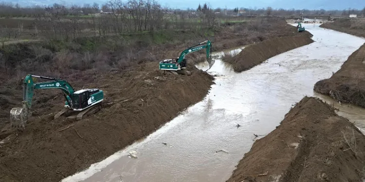 Kurşunlu bölgesinde dere ıslah çalışması yapılıyor