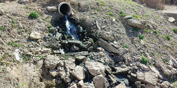 Seyhan Nehri’nde su çekilince pislik ortaya çıktı
