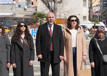 Başkan ve Kadın Personel 8 Mart Törenlerinde Bir Araya Geldi