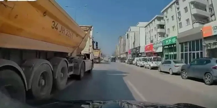 Otomobilin önüne manevra yapan kamyon kamerada