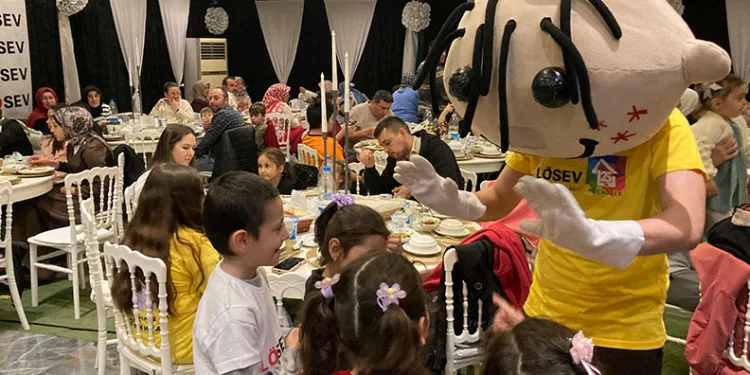 Bursa’da lösemili çocuklar ve ailelerine iftar yemeği