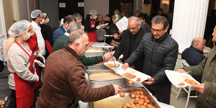 Osmangazi Belediyesi Panayırda iftar sofrası kurdu