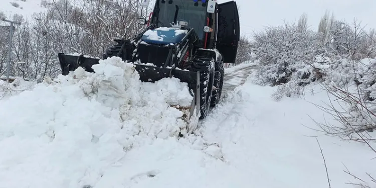 Elazığ’da kapanan 293 köy yolunda çalışmalar sürüyor